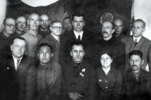 Директор Крымского мединститута С. Р. Татевосов с преподавателями. Кзыл-Орда, 1943 г.