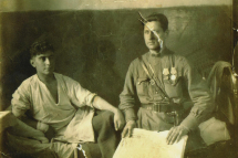 Абдуль Тейфук в госпитале. 1944 г. Рядом - капитан Афанасьев.