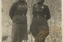 Справа – Н. И. Селиванова. Украина, май 1944 г.