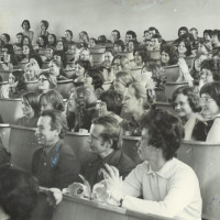 «Последний» звонок на географическом факультете в 1976 году. Преподаватели: В. А. Супрычёв, О. Голько, Л. А. Багрова. Во втором ряду справа: студенты А. Швец, В. Шипунова, Г. Казнина и др. Из личной коллекции Л. А. Багровой.