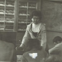 Практические занятия по Физической географии СССР проводит доцент Л. А. Багрова, 1982 год. Из личной коллекции Л. А. Багровой.