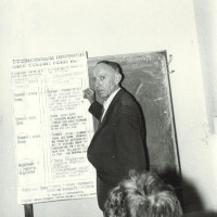 В. Н. Михайлов ведет лекцию. Фонды Музея истории КФУ