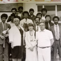 Иностранные студенты СГУ с деканом исторического факультета Ю. И. Горбуновым. 1987 г.