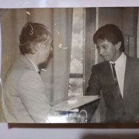 Вручение диплома студенту Симферопольского государственного университета имени М. В. Фрунзе Луису Альберто Гутьеррез Бохоркезу (Перу), деканом факультета В. Ф. Шарапой. 1989 г.